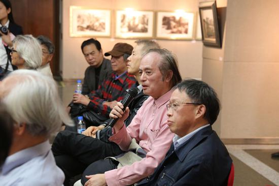 研讨会现场:艺术家李醉教授发言