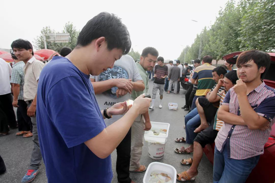 和田巴扎人头攒动，爱玉之人跃跃欲试