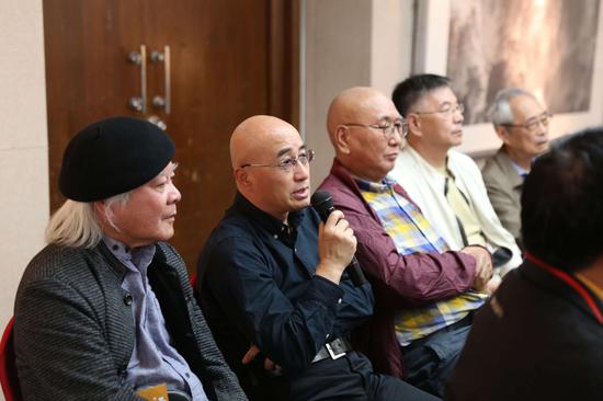 研讨会现场:艺术家章德明教授发言
