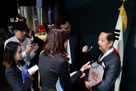 仪式后,韩美林接受媒体采访