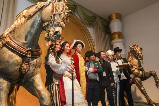 展览现场，格乐利雅X 拿破仑特展，展厅“浪漫现实”中的帝后婚礼布景，图©上海喜玛拉雅美术馆