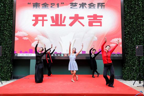 后媛团快闪演出