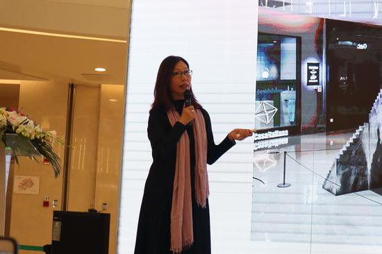 论坛现场:上海美术学院副教授、策展人马琳作主题演讲