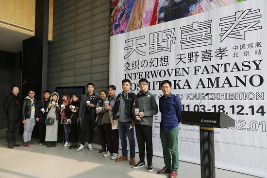 获得特殊门票奖的粉丝们合影留念