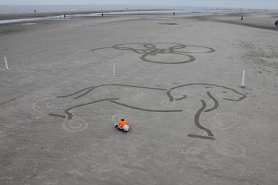 ▲ “沙滩涂鸦机器人”（ Beachbot），2015