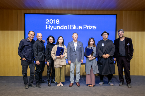 从左到右,中央美术学院实验艺术学院院长邱志杰、Ars Electronica Festival总监马丁·霍齐克、亚太艺术(Art Asia Pacific)主编伍颖瑜、Hyundai Blue Prize 2018“创意能量”获奖者魏颖、现代汽车首席副会长郑义宣、Hyundai Blue Prize 2018“创新未来”获奖者龙星如、独立策展人李振华、特雷斯德费布雷罗国立大学电子艺术专业教授马里阿诺·萨顿