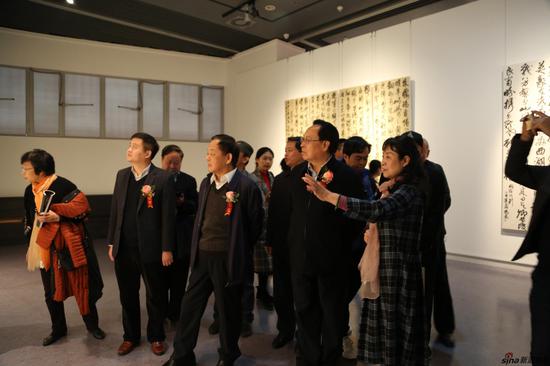 杨杰主席陪同领导嘉宾观展