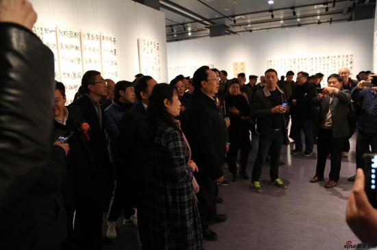 杨杰主席陪同领导嘉宾观展