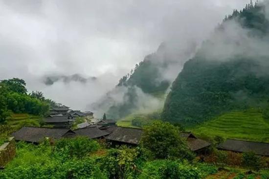 雾都山景