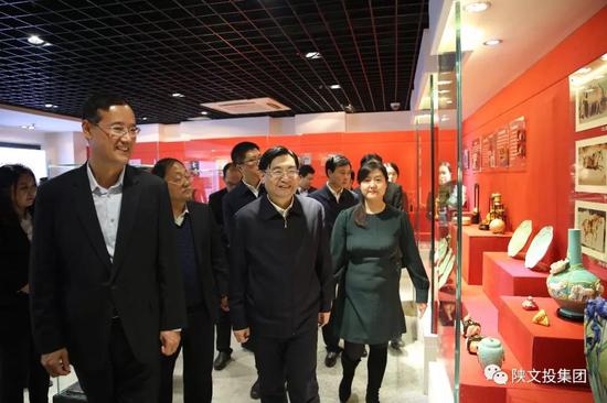 省委书记胡和平参观华夏文创产品展厅