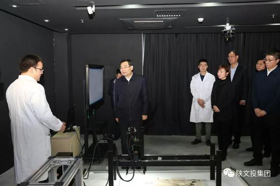 省委书记胡和平在书画艺术品光谱技术实验室调研