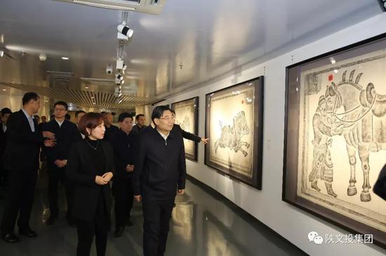 省委书记胡和平参观陕西文交所书画艺术品展厅