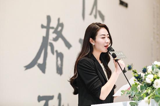 德基集团副总经理、德基美术馆馆长艾琳主持开幕仪式，德基美术馆 供图