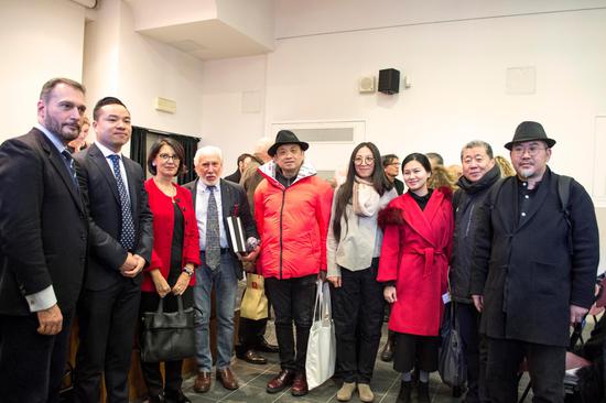 左三为意大利国家教育大学与研究部部长Maria Letizia Melina,左四为意大利威尼斯美术学院院长Giuseppe La Bruna,左五为在中国当代艺术家沈敬东,右一二为艺术家钟声和梁远,右三为We Exhibit合伙人徐栎栎,右四为田世信工作室代表田园女士