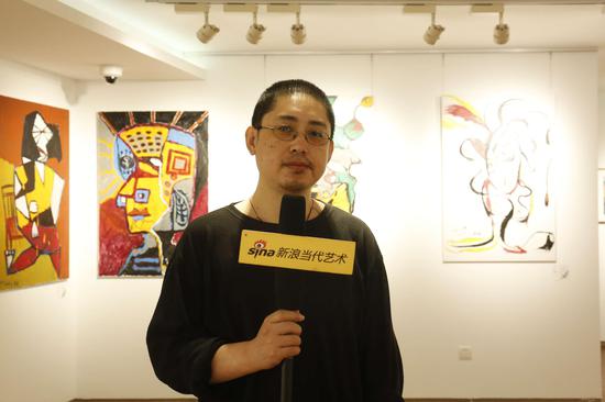 展览现场：参展艺术家张奇峰接受采访