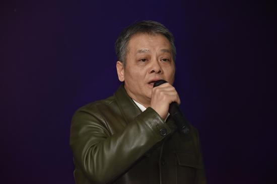 北京电影学院当代艺术研究院执行院长冯放主持开幕式
