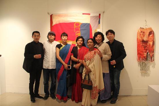 清华大学美术学院教师与印度艺术家合影