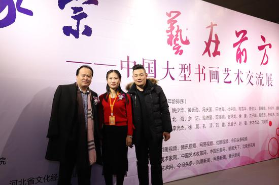 北京星光裕华集团董事长韩天鸿先生,总经理鞠电永先生与策展人刘建平女士出席开幕仪式