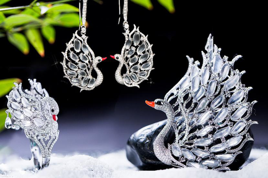 七彩云南爱之乐章系列之《天使之恋》 　设计师：张晓双 　材质：翡翠、18K金、珊瑚、钻石