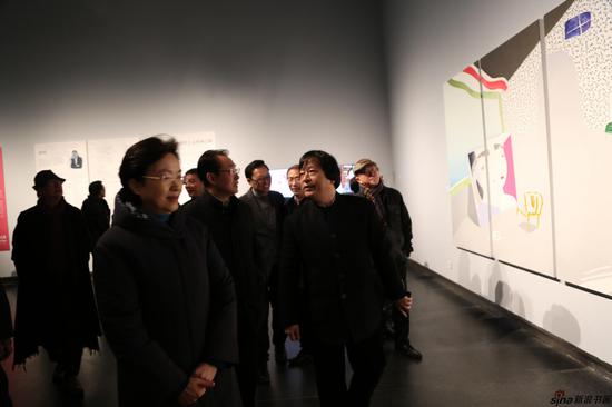 陪同领导观展