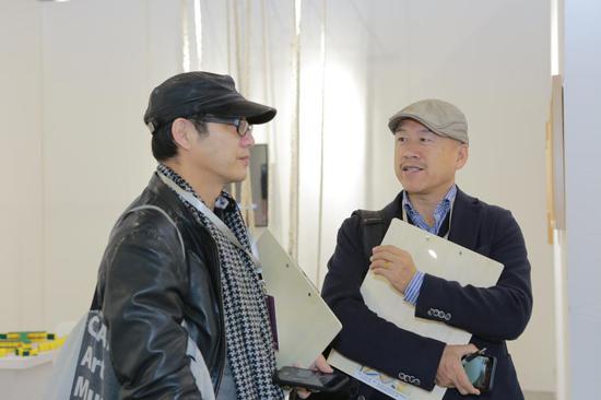 中央美术学院美术馆副馆长、著名策展人、艺术批评家王春辰,中国美术学院艺术管理与教育学院副院长单增,在第七届大艺博(广州)