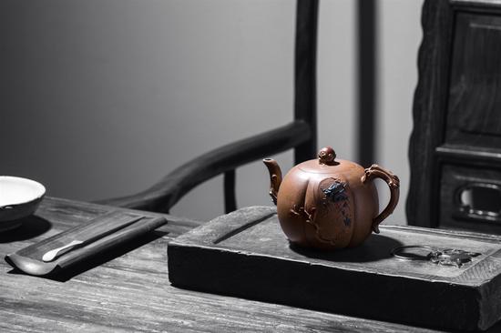 艺术家范建峰作品 尊龙壶 泥料:原矿老段泥 年代:2013 容量:410 CC