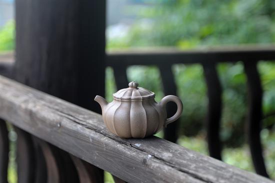 艺术家朱晓东作品 菱花莲子壶 泥料:段泥 年代:2016 容量:300 CC