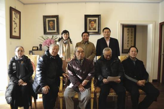  戴泽（前排中），李健（前排左一），田墉（前排左二），徐庆平（前排左四），廖鸿华（前排左五）学生李牧遥（后排左一） 引荐人：马清图  学生戴鑫（后排左三） 引荐人：戴旭光（后排左二）