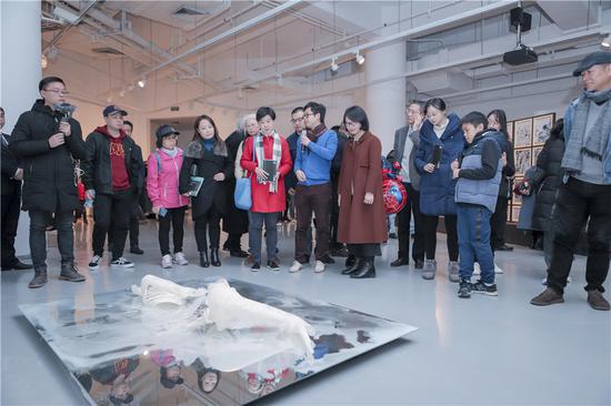 本次展览策展人宋振熙现场导览