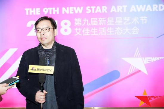 江苏一德集团董事长、新星星艺术奖创始人陈俊接受记者采访