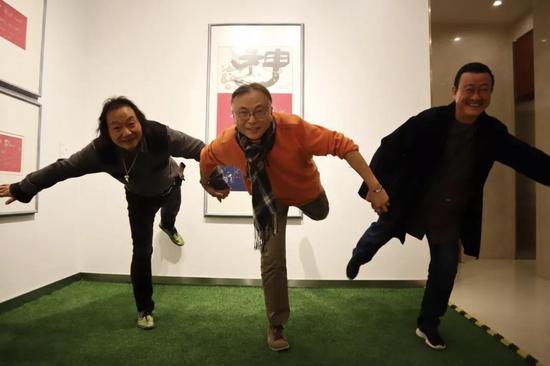 策展人倪卫华、艺术家春野及艺术家蒋正根 在展览现场进行互动