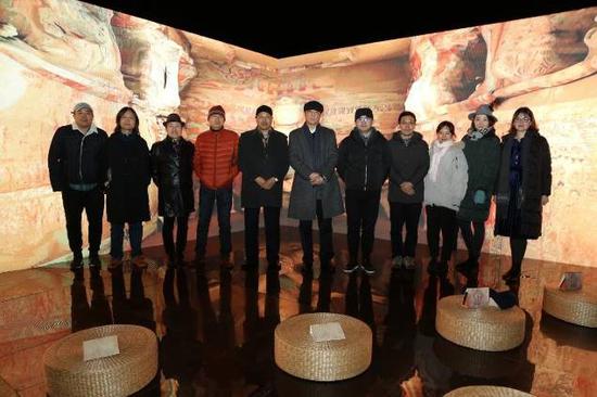 部分观展嘉宾合影(左起:刘高峰、郝青松、周天、车建全、杨秀清、王伟毅、曹恺、武军、张玥、马煜晖、蒋旎)