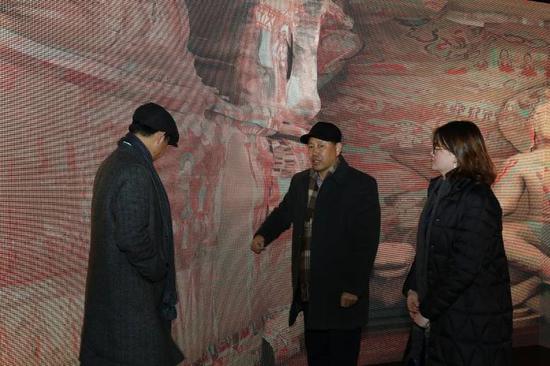在数字洞窟前,中国石窟保护研究基金会理事长、敦煌艺术研究院研究员杨秀清先生探讨呈现方案