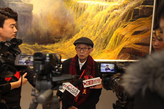 朱曜奎先生在其代表作品《黄河》前接受媒体采访