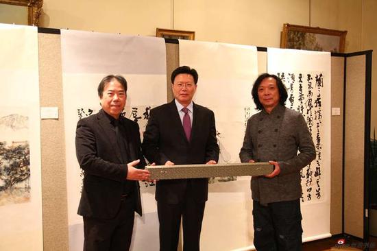 丁筱芳与汪家芳向俞建华大使捐赠中国画作品(丁筱芳、汪家芳合作)