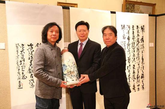 汪家芳与丁筱芳向俞建华大使捐赠陶瓷作品(汪家芳创作)