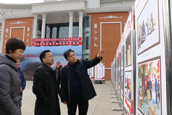 中国艺术报社总编辑康伟,凤县县委常委、宣传部长袁瑞,宝鸡市委宣传部纪检组长胡惠荣观看展览