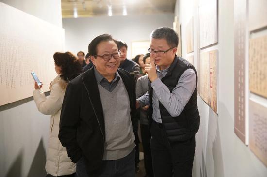 全国人大常务委员会原副委员长、清华大学战略发展委员会主任委员华建敏参观展览