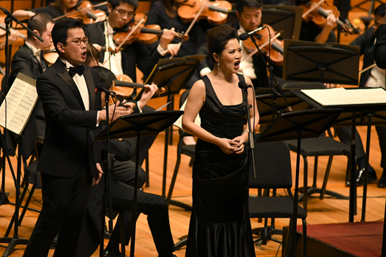 歌唱家（左起）石倚洁、宋元明共同演唱《两地书》