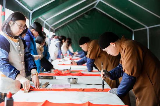 玉佛禅寺的法师们现场挥毫，为广大市民送上别具心意的新春祝福。