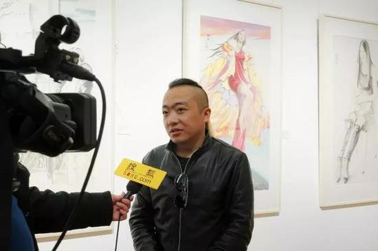 参展艺术家毛亮接受媒体采访