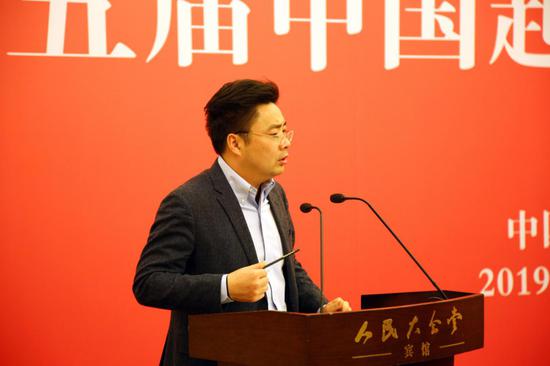 国务院发展研究中心副研究员张晓欢在中国旗袍文化主题论坛中发表演讲