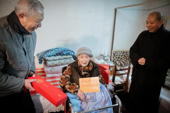 上海玉佛禅寺寺务处主任长春法师带领玉佛禅寺的法师、志工一行前往长寿路街道走访贫困家庭