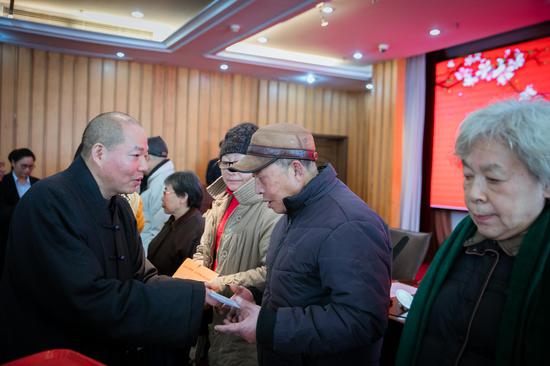 现场为困难居民代表发放慰问金，祝福他们新春吉祥快乐，生活越来越好