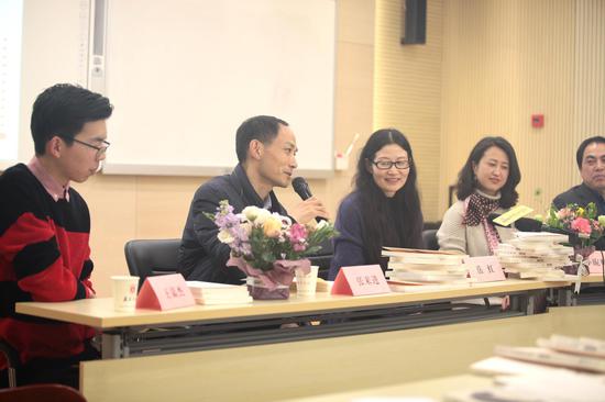 2001级南京大学作家班学员张来进讲话 阿泰 摄