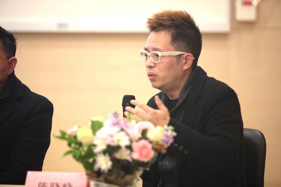 2000级南京大学作家班学员陈晓峰讲话 阿泰 摄