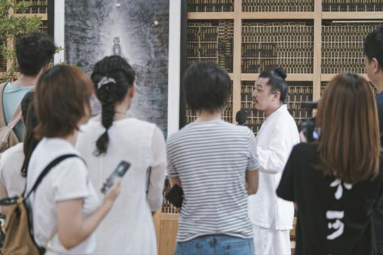 开幕式现场:郭关与与到场媒体交流