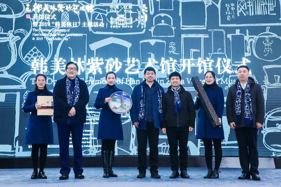 杭州市人大党组副书记、副主任张建庭,北京市通州区副区长阳波,银川市副市长张全智,三地领导祝贺“韩美林紫砂艺术馆”开馆,宜兴市副市长储红飙上台接受祝福