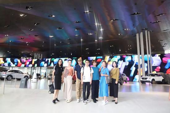 　　Hyundai Blue Prize 2019决赛入围选手与现代汽车文化中心（Hyundai Motorstudio Beijing）艺术总监徐静在Hyundai Motorstudio Goyang合影