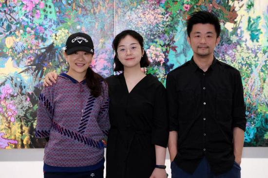 从右往左：策展人尹丹、艺术家庹梦倩、iSGO集团CEO Maria